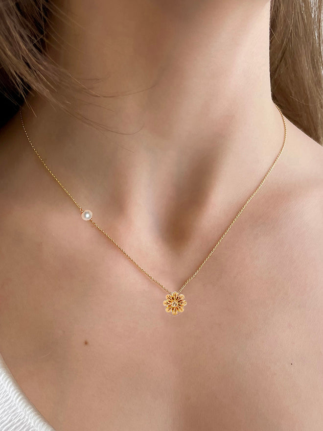 Gold Daisy Pendant Necklace – POPPY FINCH